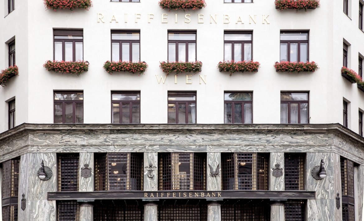 Utsnitt av en fasade av et bankbygg i Wien