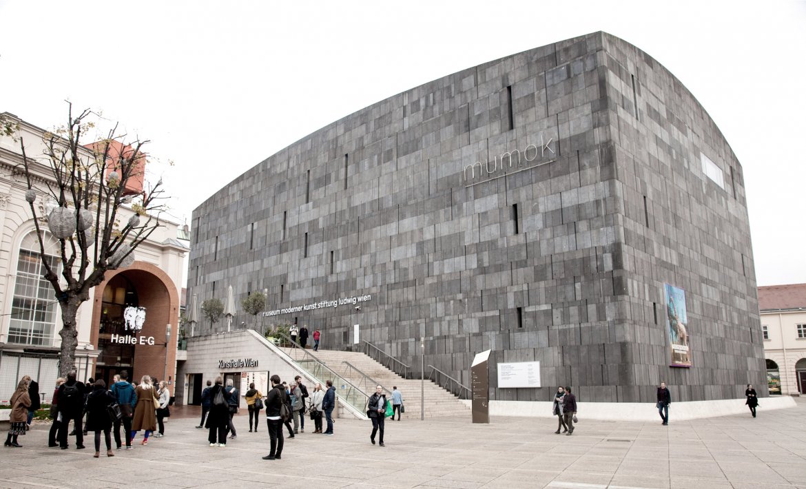 Museum for moderne kunst i Wien, et stort og lukket bygg med grå steinkledning foran et torg.
