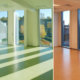 Interiørfoto Spydeberg ungdomsskole, rom med grønt gulv, og rom med oransje gulv.