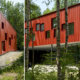 Eksteriørfoto Åskollen skole. Gavlvegg med rødt stående panel ulike vindusformater. Rød yttervegg hviler på glassboks.